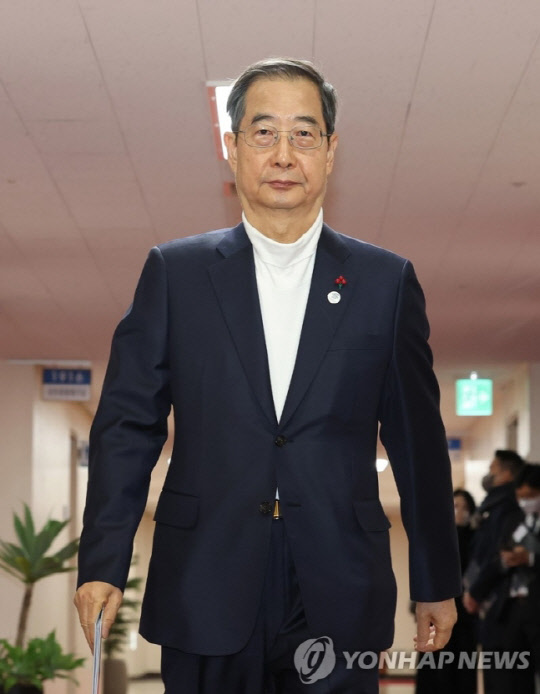 한덕수 국무총리가 30일 오전 정부서울청사에서 열린 국무회의에서 입장하고 있다.<사진: 연합뉴스>